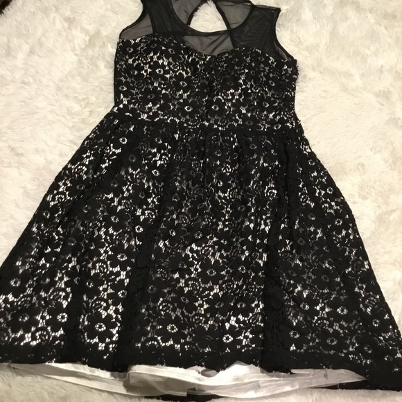 Windsor Lace Dress - Picture 2 of 2